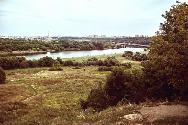 Landschap: de stad bij het bos en de rivier. wolken in de lucht. ecologisch alternatief.