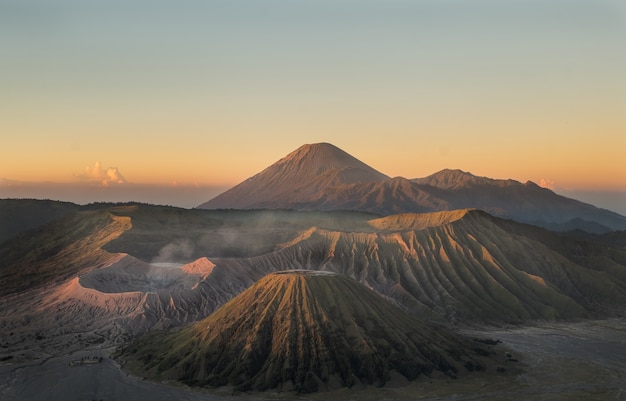 Foto landschap de vulkaan semeru spuwde rook