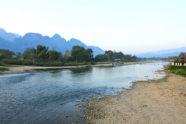 Landschap door de song-rivier in vang vieng, laos.