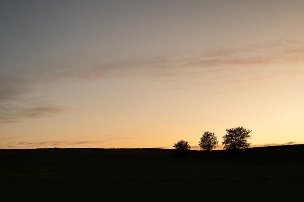 Landschap en contrasterende zonsondergang vanaf de late horizon