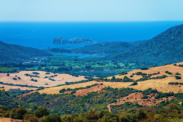 Landschap en de Middellandse Zee in Teulada, provincie Cagliari, op het eiland Sardinië, Italië