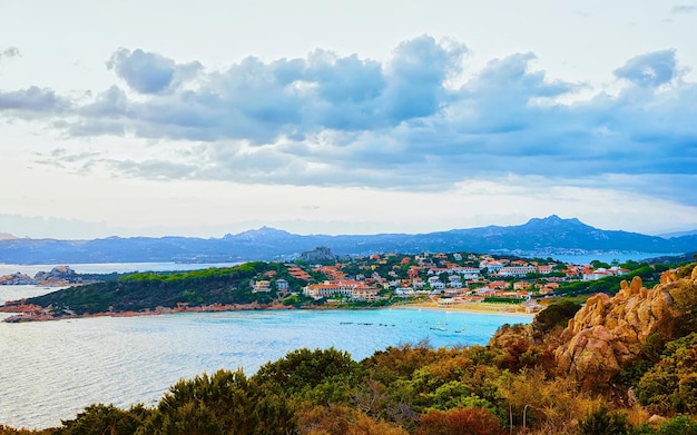 Landschap en landschap van het luxeresort Baja Sardinia in Costa Smeralda bij zonsondergangavond, Sardegna-eiland in Italië in de zomer. provincie Olbia. Villa's en Middellandse Zee