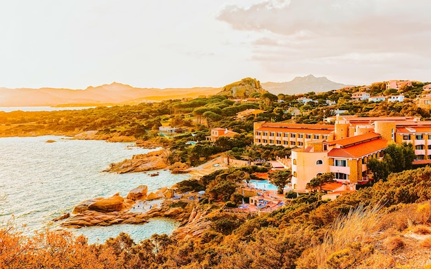 Landschap en landschap van het luxeresort Baja Sardinia in Costa Smeralda bij zonsondergangavond, Sardegna-eiland in Italië in de zomer. provincie Olbia. Villa's en Middellandse Zee