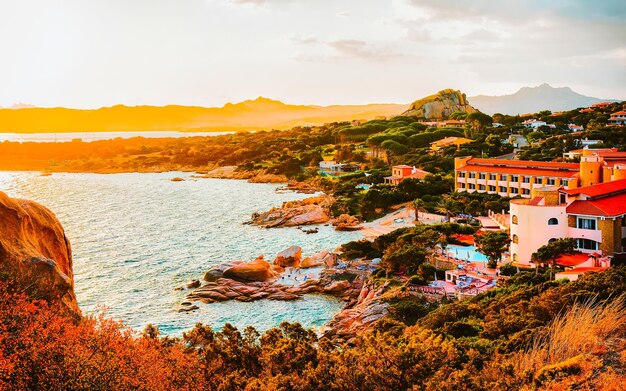 Landschap en landschap van het luxeresort Baja Sardinia in Costa Smeralda bij zonsondergangavond, Sardegna-eiland in Italië in de zomer. provincie Olbia. Villa's en Middellandse Zee