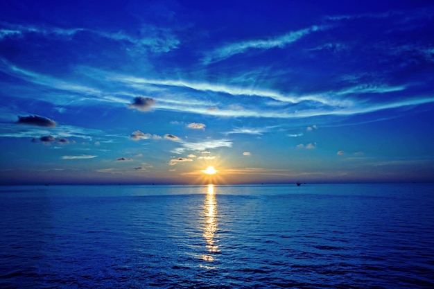 Landschap en zonsondergang zee licht reflectie blauw.