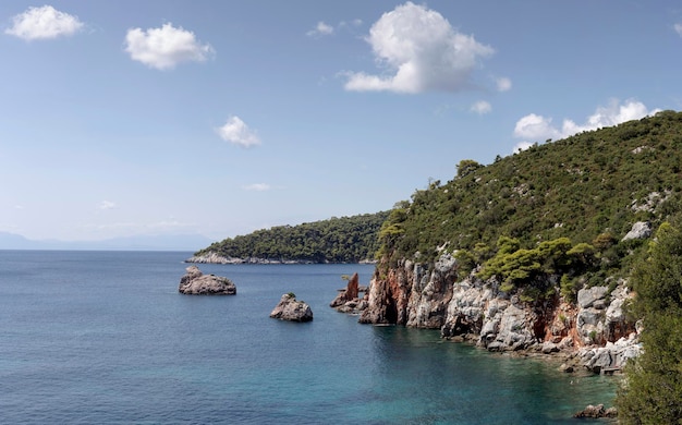 Landschap Het panoramische uitzicht op de zee en de bergen Griekenland Skopelos eiland Noord-Sporaden