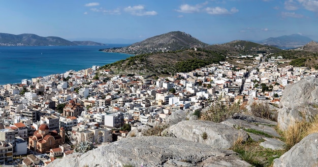 Landschap Het panoramische uitzicht op de zee en de stad vanaf een hoogte Griekenland Salamis eiland op een zonnige herfstdag