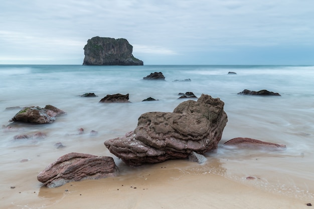 Landschap in ballota beach. asturië. spanje.