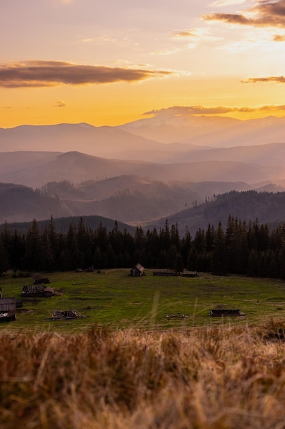 landschap in de bergen zonsondergang silhouetten van toppen Montenegrijnse bergketen Karpaten