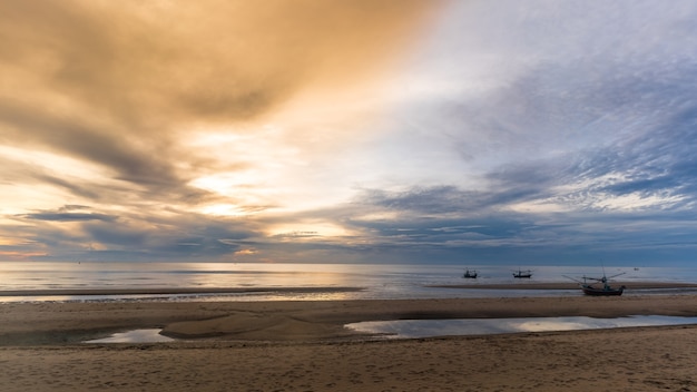 Landschap in de ochtend van Pranburi-strand