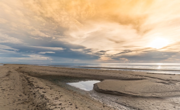 Landschap in de ochtend van Pranburi-strand