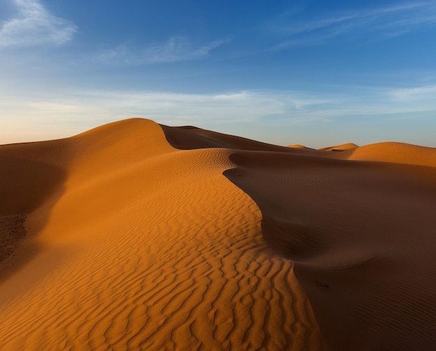 Landschap in de woestijn bij zonsondergang