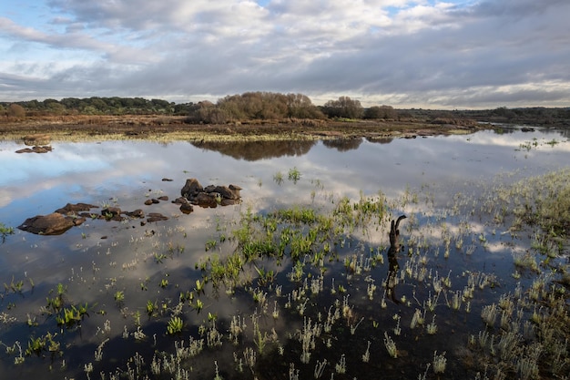 Landschap in het stuwmeer van Molano. Spanje.