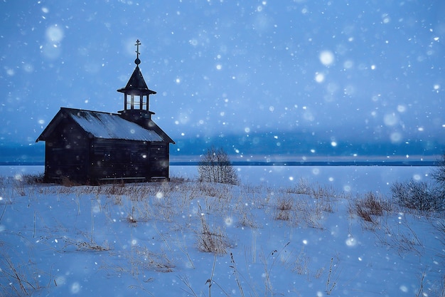 landschap in russische kizhi kerk winter uitzicht / winterseizoen sneeuwval in landschap met kerkarchitectuur