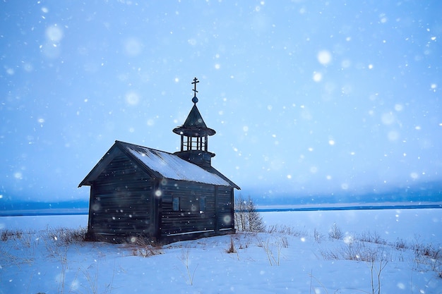 landschap in russische kizhi kerk winter uitzicht / winterseizoen sneeuwval in landschap met kerkarchitectuur