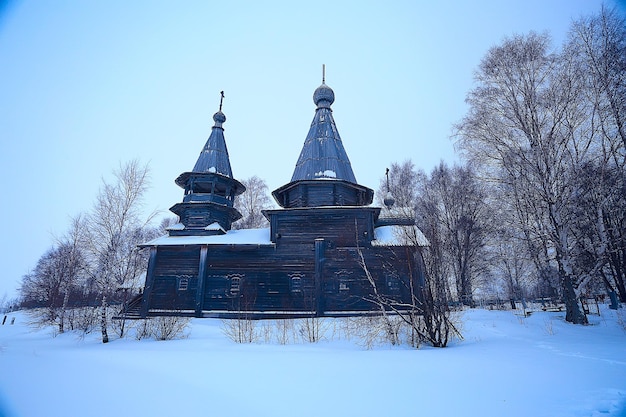 landschap in russische kizhi kerk winter uitzicht / winterseizoen sneeuwval in landschap met kerkarchitectuur