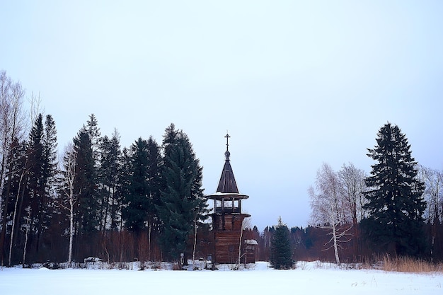 landschap in russische kizhi kerk winter uitzicht / winterseizoen sneeuwval in landschap met kerkarchitectuur