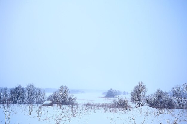 landschap in russische kizhi kerk winter uitzicht / winterseizoen sneeuwval in landschap met kerkarchitectuur