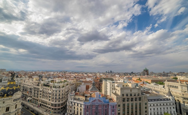 Landschap, Madrid, Spanje stadsgezicht boven de winkelstraat Gran Via. Spanje tijdens zonsondergang.