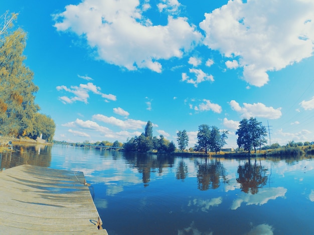 Landschap meer ligplaats reflecterende spiegel hemel