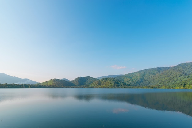 Landschap met bergen, bossen en een rivier aan de voorkant. mooi landschap