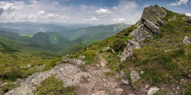 Landschap met bergen en majestueuze hemel