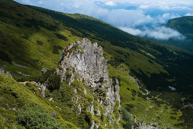 Landschap met bergen en wolken. rotsen. Toeristische bestemming voor wandelen