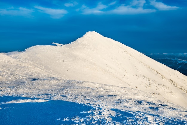 Landschap met bergtop in sneeuw bij zonsondergang