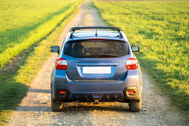 Landschap met blauwe off-road auto op grindweg