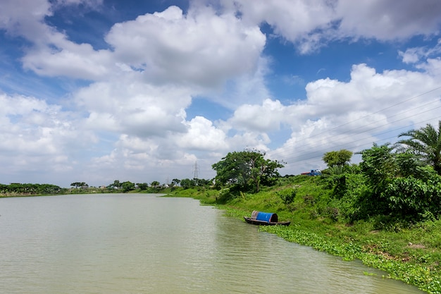 Landschap met boot in Bangladesh