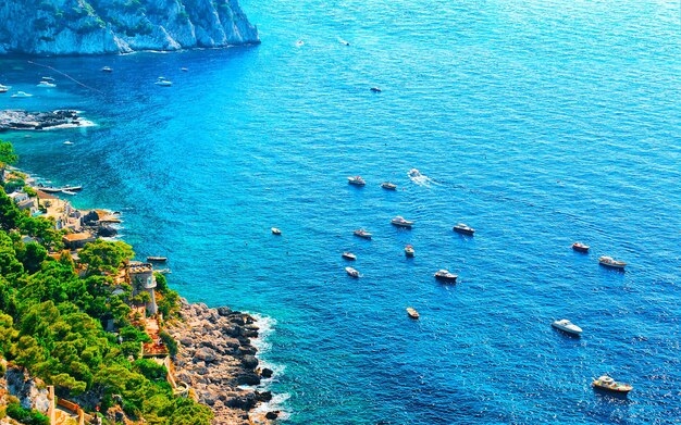 Foto landschap met capri-eiland met faraglioni van italië in napels. amalfi en solaro berg. landschap met blauwe middellandse zee aan de italiaanse kust. panorama van anacapri in europa. bekijk in de zomer.