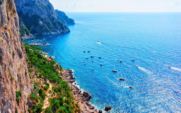 Landschap met Capri-eiland met Faraglioni van Italië in Napels. Amalfi en Solaro berg. Landschap met blauwe Middellandse Zee aan de Italiaanse kust. Panorama van Anacapri in Europa. Bekijk in de zomer.