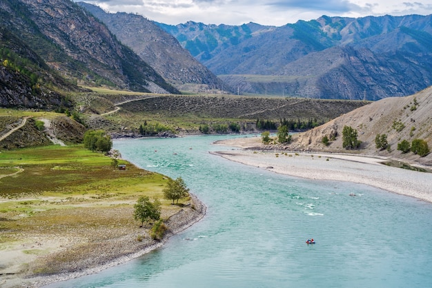 Landschap met de Katun-rivier in het Altai-gebergte in de herfst