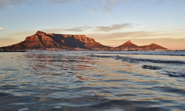 Landschap met de Tafelberg bij zonsopgang