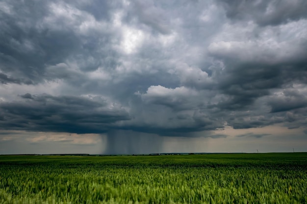 Landschap met donkere hemel met regenwolken vóór onweersbuifront