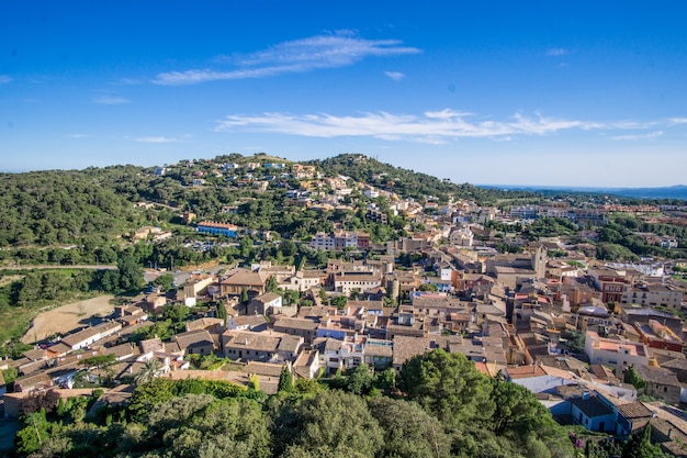 Landschap met een heldere hemel in de stad Begur in Europa