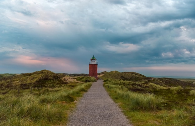 Landschap met een pad dat door het marramgras loopt op het eiland Sylt in de Noordzee Duitsland