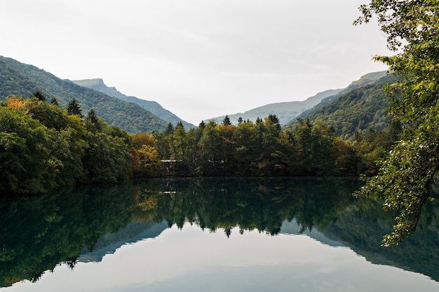 landschap met een prachtig blauw meer in de bergen