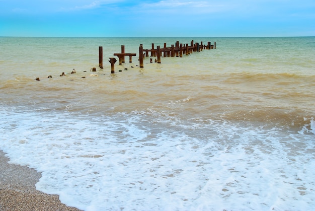 Landschap met gebroken ligplaats en stormachtige zee