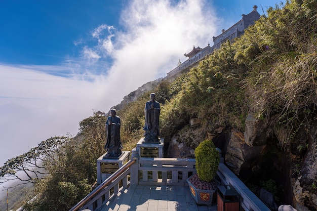 Landschap met gigantische Boeddhabeeld op de top van de berg Fansipan Sapa regio Lao Cai Vietnam Amitabha Boeddhabeeld op de top van Fansipan het dak van Indochina