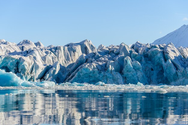 Landschap met gletsjer in Svalbard in de zomer. Zonnig weer.