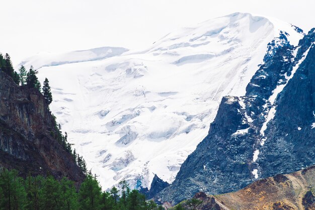 Landschap met grote besneeuwde berg