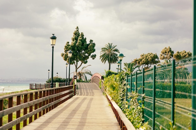 Landschap met houten loopbrug naar het strand van Marbella, Spanje in januari