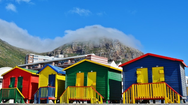 Landschap met kleurrijke kleedhokjes op het strand in Muizenberg