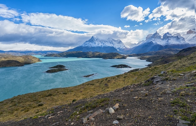 Landschap met meer lago del pehoe in het torres del paine nationaal park, patagonië, chili.