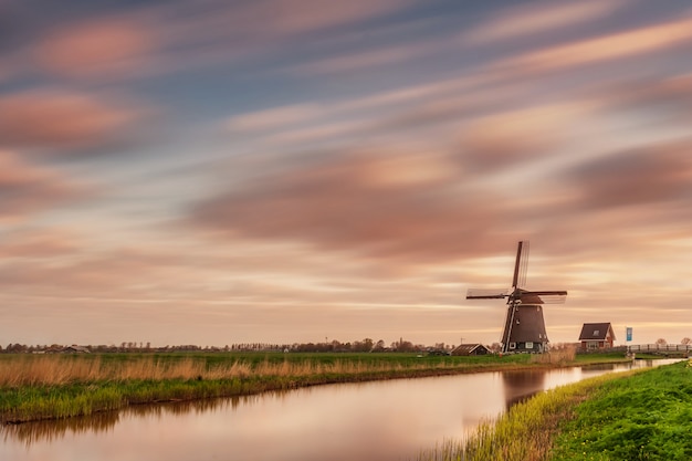 Foto landschap met molen en mooie hemel lange blootstelling