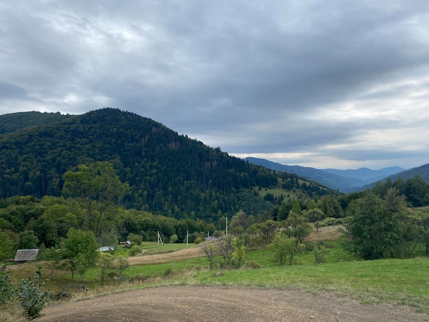 Foto landschap met onverharde weg in de bergen onder bewolkte hemel