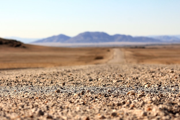 Landschap met onverharde weg in namibië afrika