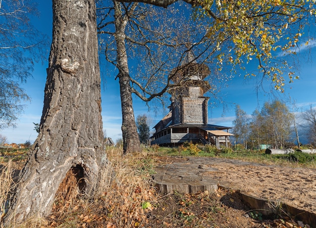 Landschap met orthodoxe kerk Blagoveshcheniye dorp Kerk van de Aankondiging