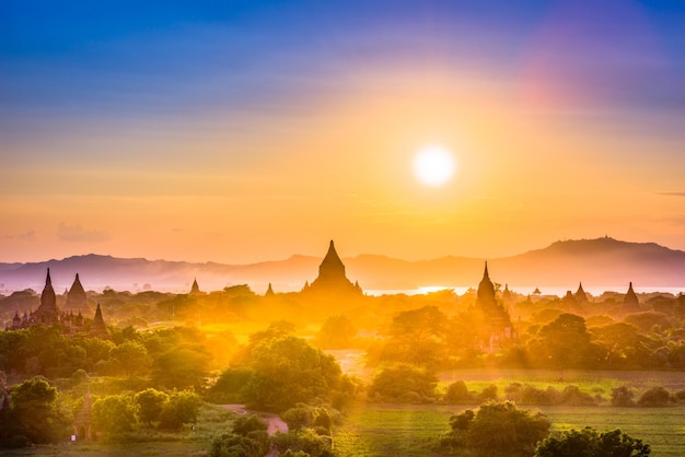 Foto landschap met oude tempels in bagan, myanmar